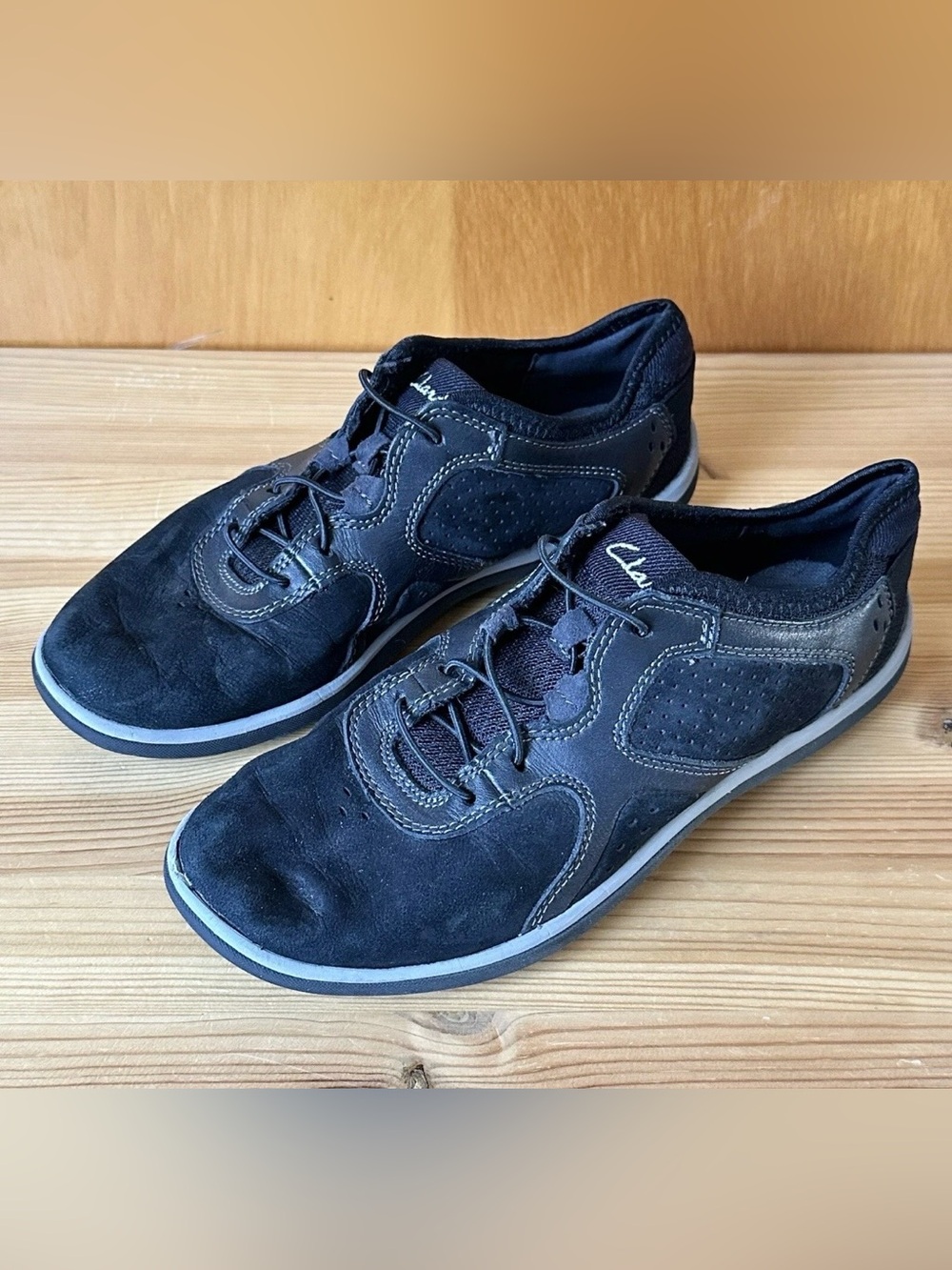 Clarks Women’s Size 6M Black Suede Leather Bungee Tie Casual Walking Sneakers